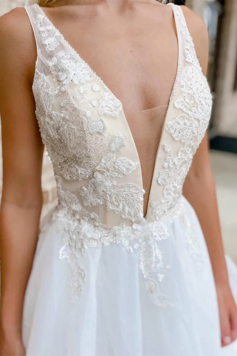 Vestido de novia de cola, escote en V profundo, espalda descubierta y encaje en forma de A